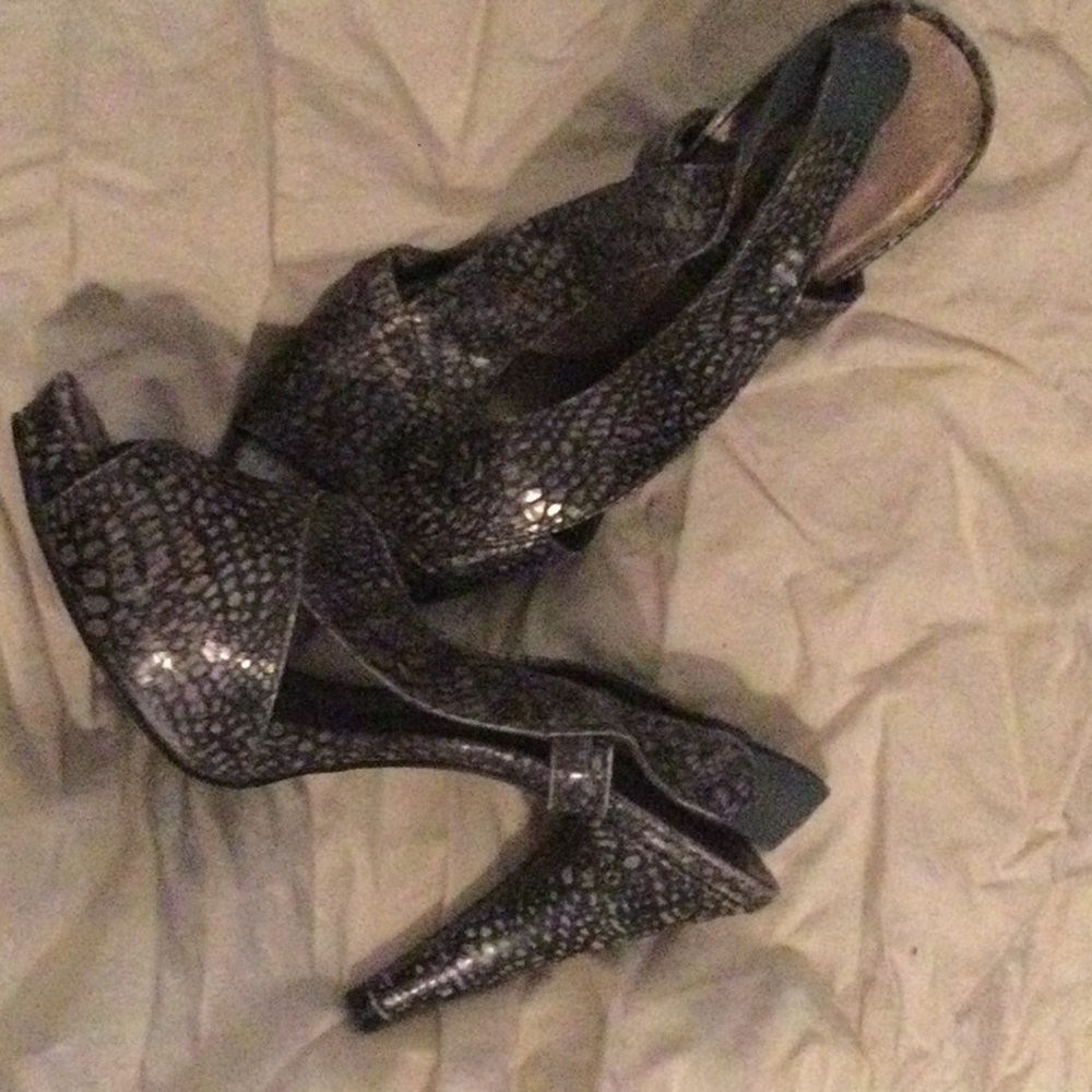 Moda Slingback Peep toe Snakeskin heels.